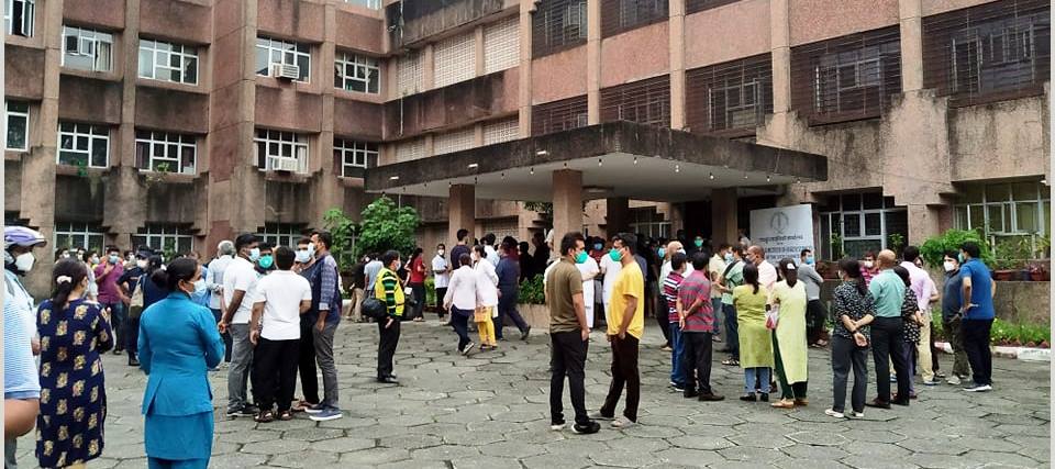 बीपी प्रतिष्ठानका उपकुलपति कार्यकक्षमै थुनिए, मापसे परीक्षण गर्न आन्दोलनकारीको माग