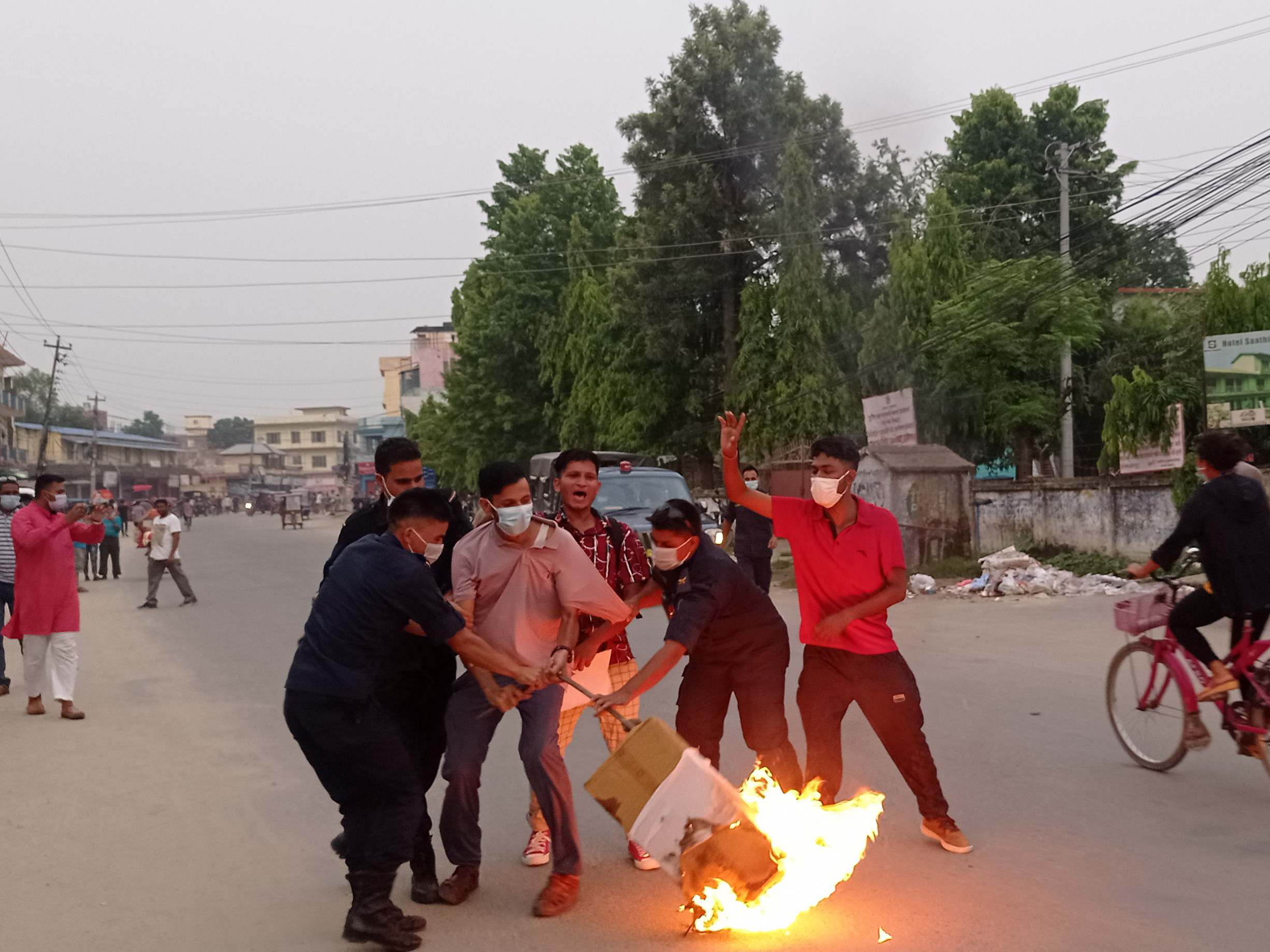 धनगढीमा पनि प्रधानमन्त्री ओलीको पुतला दहन