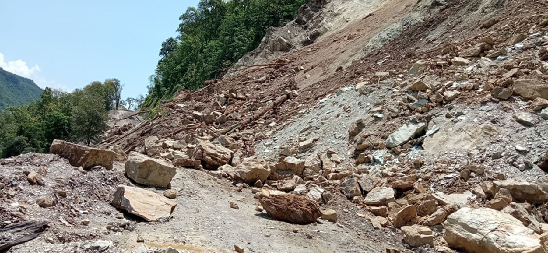 पहिरो खस्दा भीमदत्त राजमार्ग अवरुद्ध