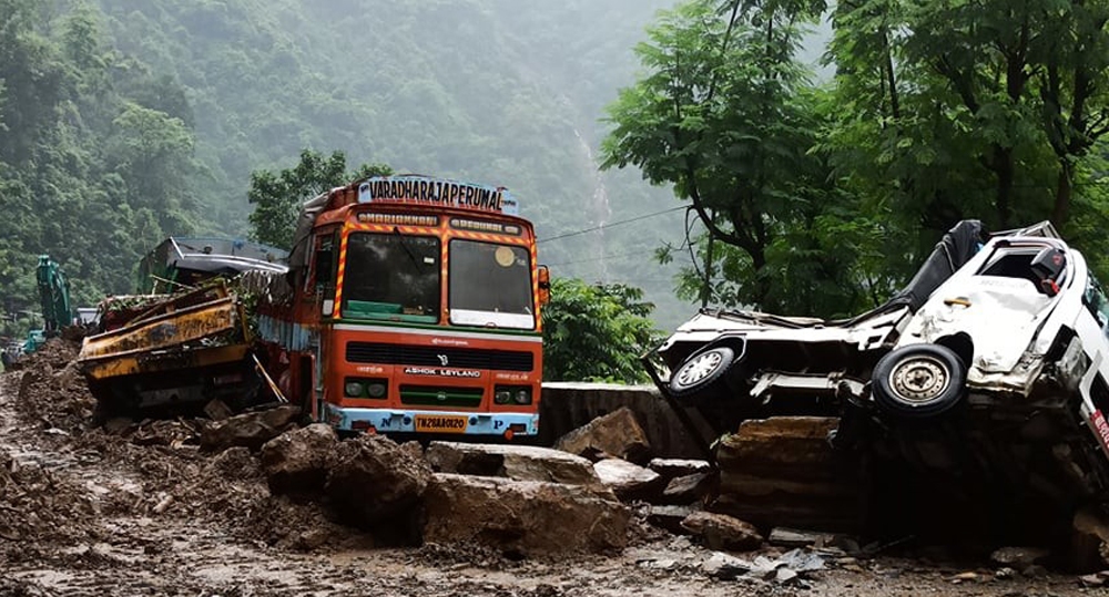 गोरखामा पहिरोले दम्पतीको मृत्यु, धादिङमा ट्रक किचिँदा सहचालकको ज्यान गयो