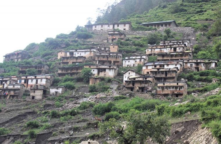 बाजुरामा बस्ती भासिँदा ९९ परिवारको जंगलमा बास