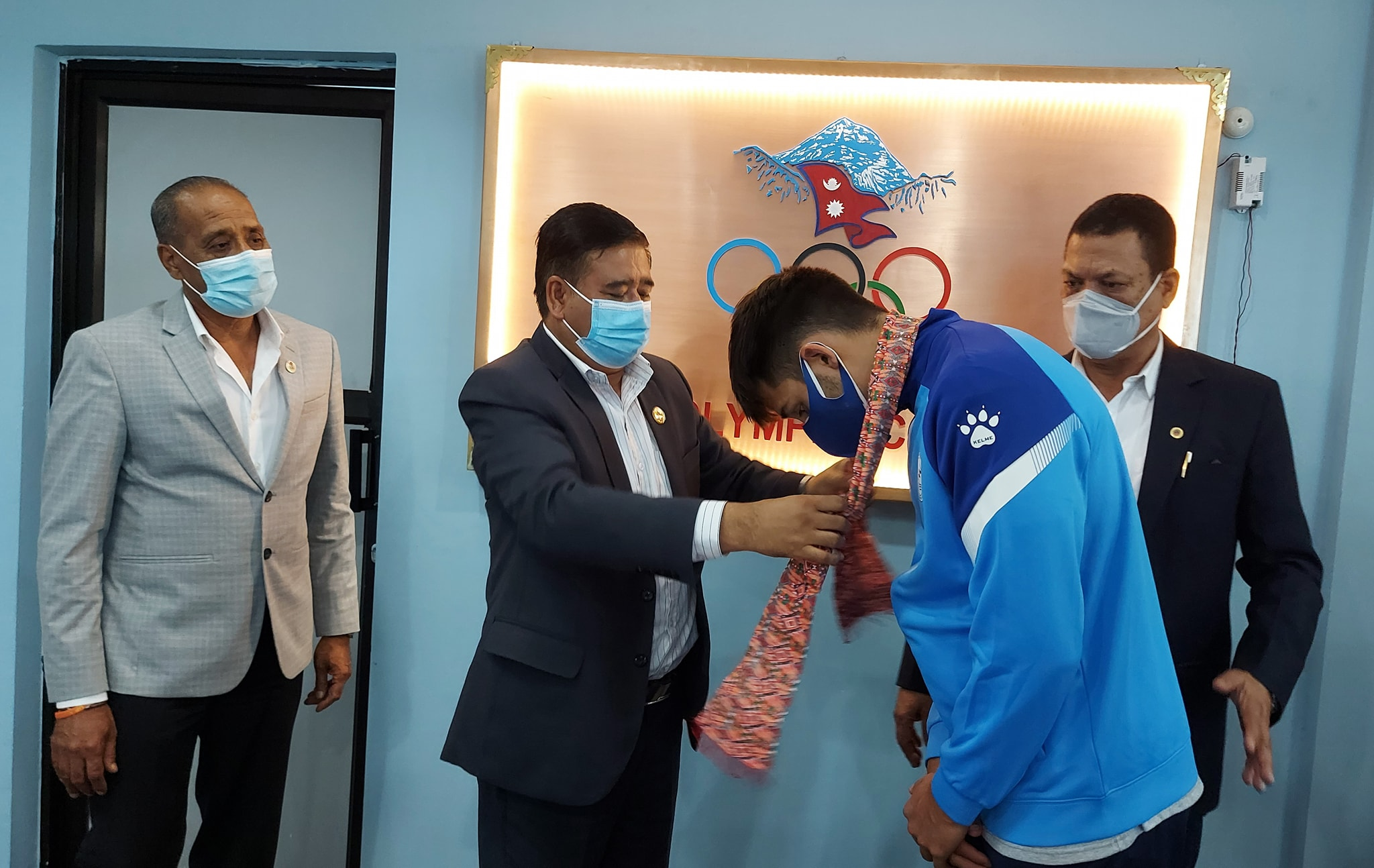 टोक्यो ओलम्पिक खेल्न एलेक्स साह र प्रशिक्षक जापान प्रस्थान