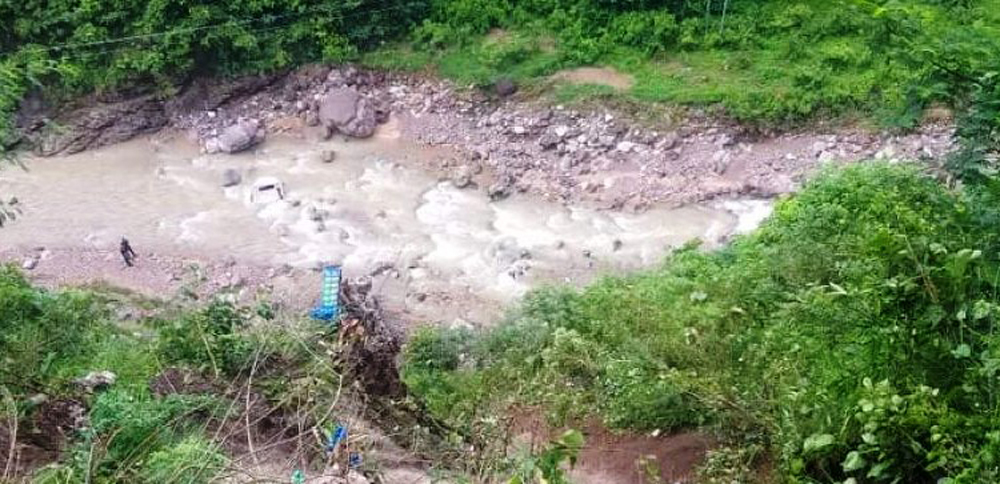 तिनाउमा टिप्पर खस्दा चालकको मृत्यु