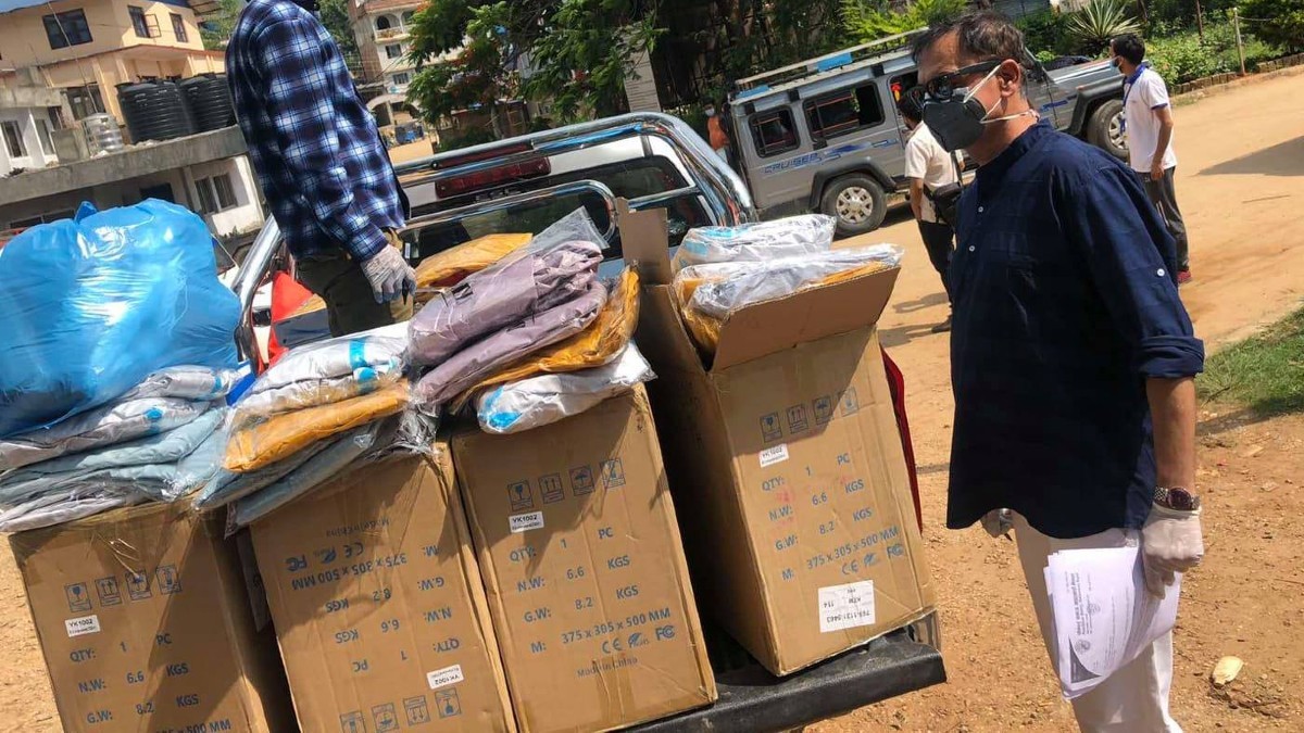 'पाँचथर समाज'द्वारा जिल्लाका आठै पालिकालाई स्वास्थ्य सामग्री हस्तान्तरण
