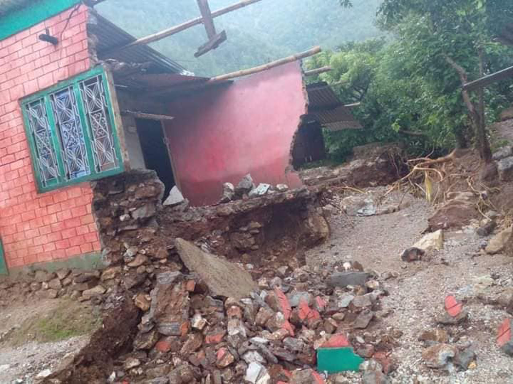 तनहुँमा पहिरोमा पुरिएको ११ घण्टापछि शव फेला, ७२ परिवार विस्थापित