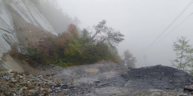 बैतडीको ढोल्यामोडमा पहिरो खस्यो, राजमार्ग अवरुद्ध