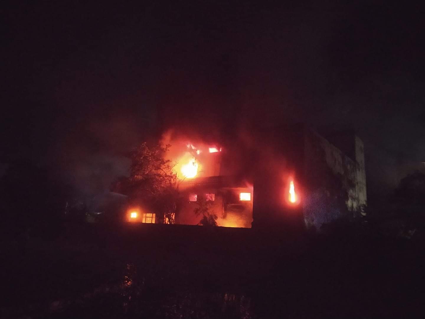भैरहवाको सुन्दर्स ग्लासमा आगलागी, ८ करोड क्षति