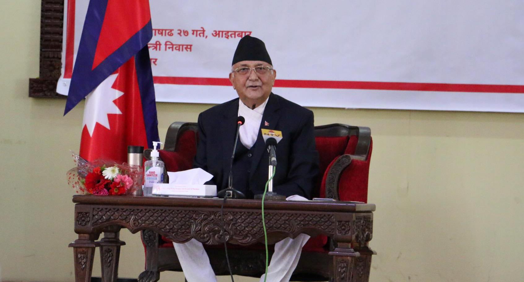 फुटबल खेलाडीलाई पुरस्कृत गर्दै प्रधानमन्त्रीले भने– अर्को पुरस्कार लिने तयारीमा लाग्नुस्