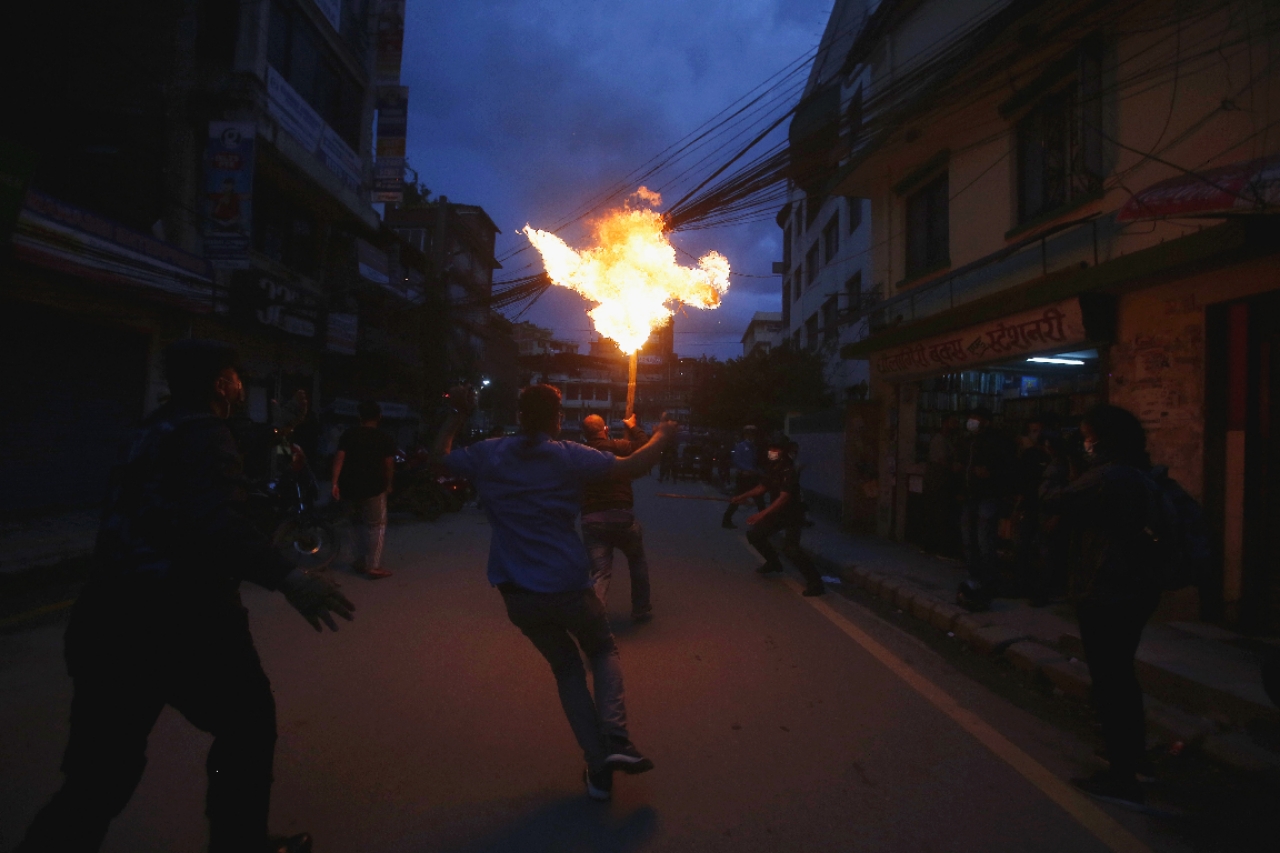 एमाले युवा संघले गर्‍यो प्रधानन्यायाधीशको पुतला दहन [पाँच तस्बिर]