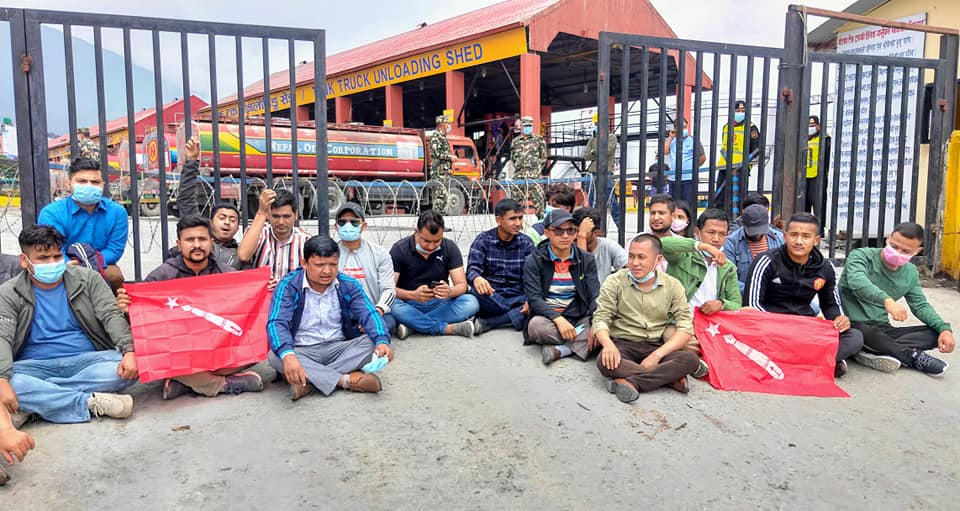 पेट्रोलियम पदार्थको मूल्यवृद्धि फिर्ताको माग गर्दै पाँच विद्यार्थी संगठन धर्नामा