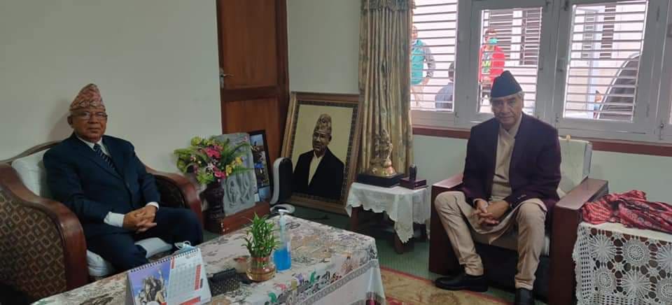 माधव नेपाललाई भेट्न प्रधानमन्त्री देउवा कोटेश्वरमा