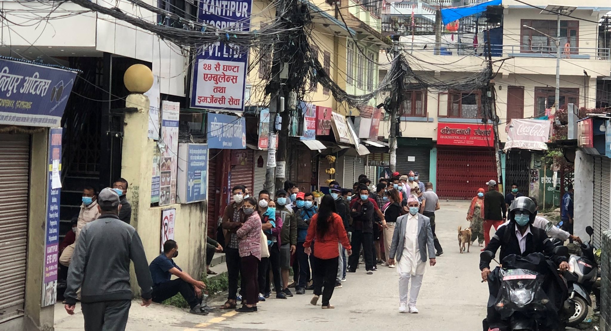 खोपका लागि बिहानैदेखि लाइन