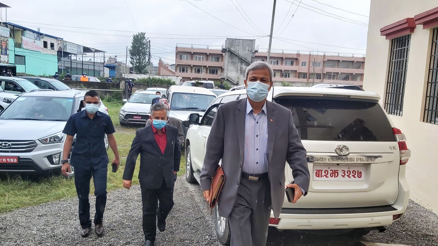 स्थायी कमिटी रोक्न माग गर्दै एमालेको माधव नेपाल पक्ष बैठक स्थलमा