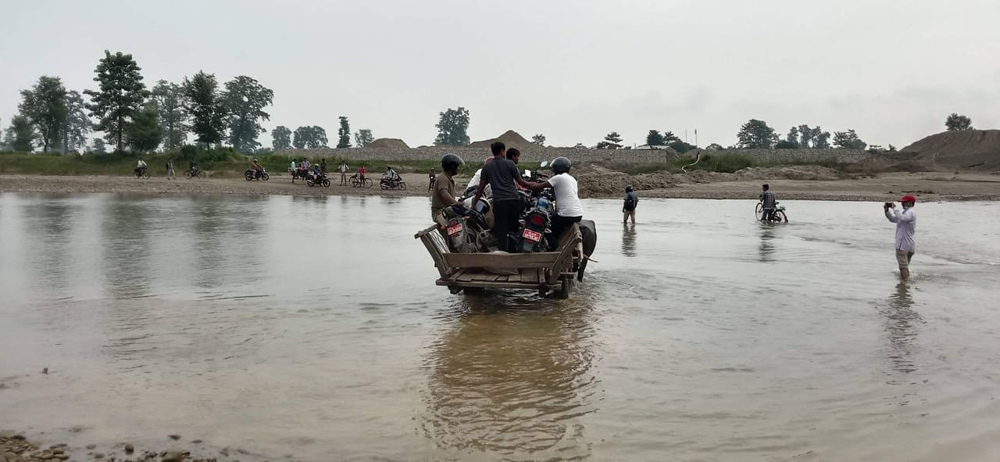 शिवगंगा नदीमा पुलः सम्झौता अवधि सकियो, पप्पुको लापरबाहीले पिल्लर पनि ठडिएन