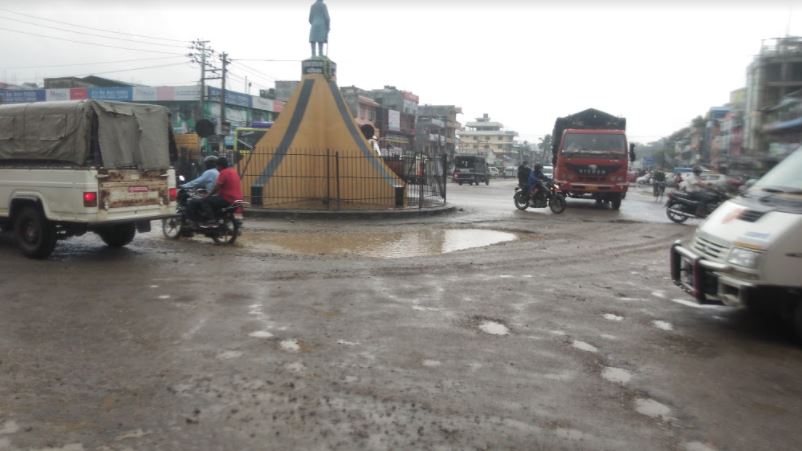 बुटवलको सडकमा खाल्डैखाल्डा, मन्त्री नै ओहोरदोहोर गर्दा पनि देख्दैनन् (फोटो फिचर)