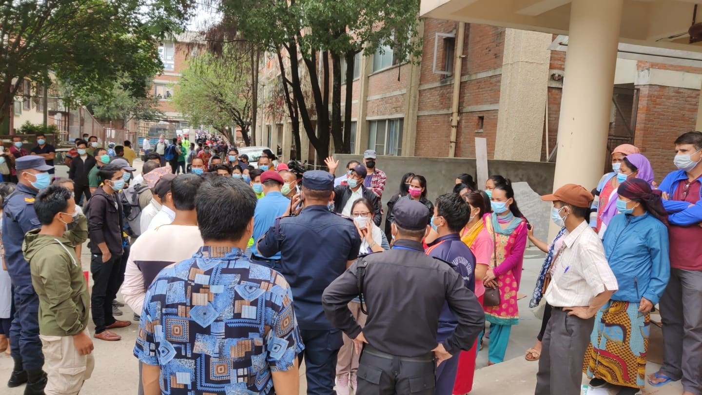 खोपका लागि लाइनमा बसेकालाई प्रहरीले निकाल्न खोजेपछि त्रिवि शिक्षण अस्पतालमा तनाव