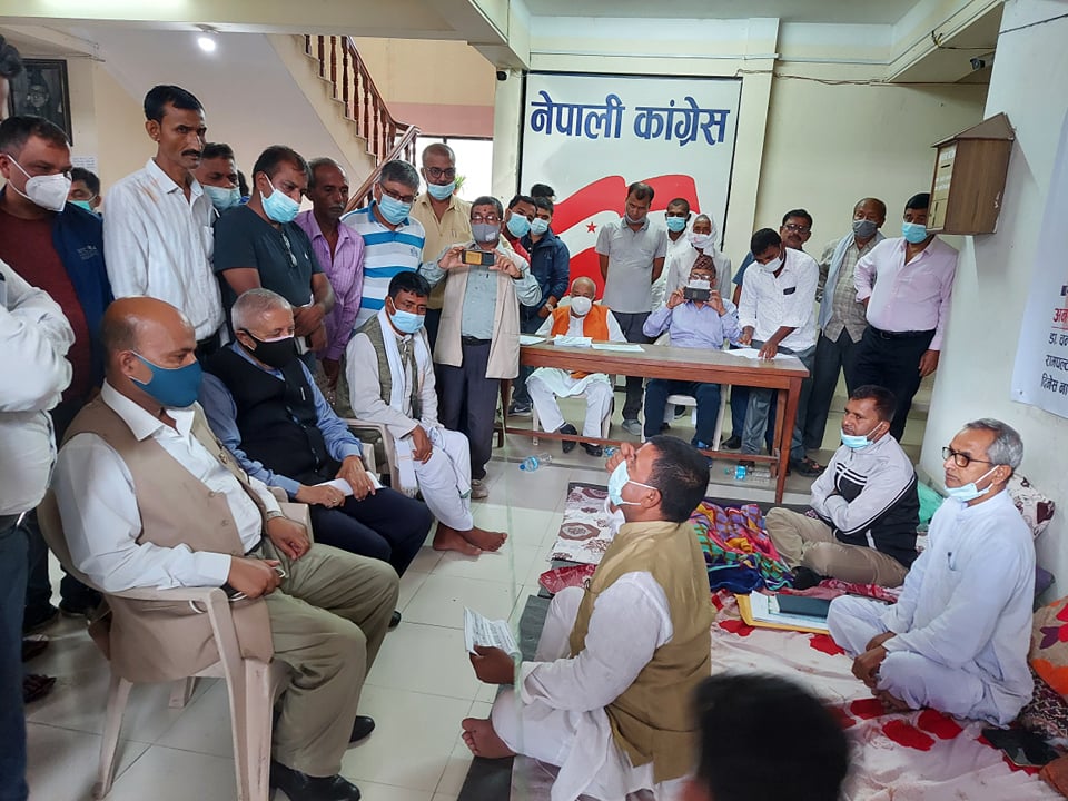 सानेपामा अनशन बसेका कांग्रेस कार्यकर्तालाई भेटेर शेखरले भने– पार्टी कब्जा गर्ने प्रयास स्वीकार्य हुँदैन