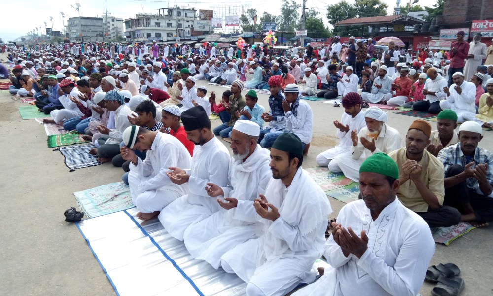 हर्षोल्लासपूर्वक बकर इद मनाइँदै