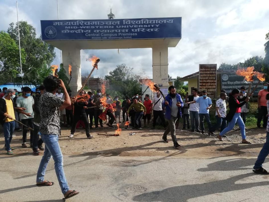 अनलाइन परीक्षा गर्न माग गर्दै मध्यपश्चिम विश्वविद्यालयमा विद्यार्थीको प्रदर्शन 