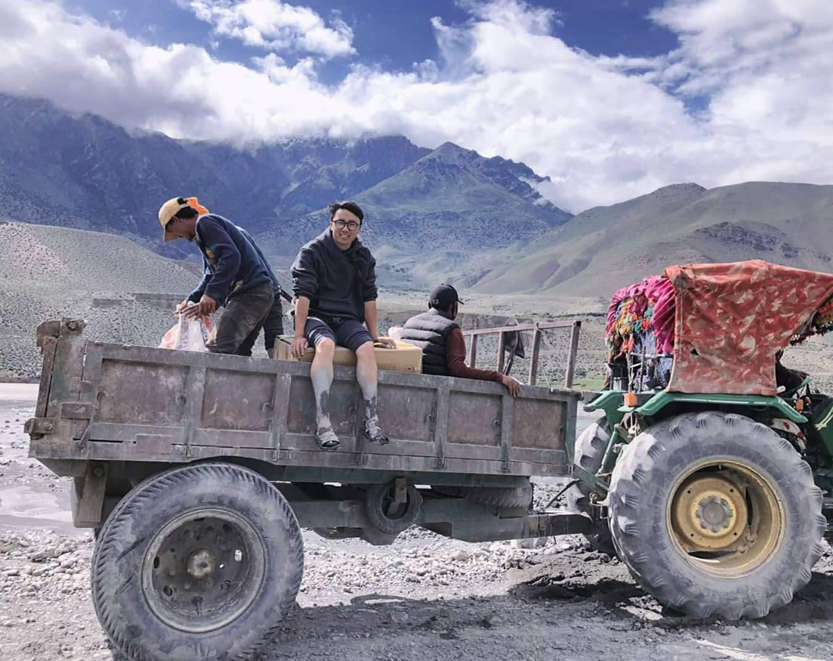 हिमालपारिको दुःख : ट्रयाक्टरमा खोप ढुवानी