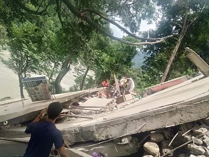 पहिरोले होटल भत्काउँदा दुई मजदुर घाइते