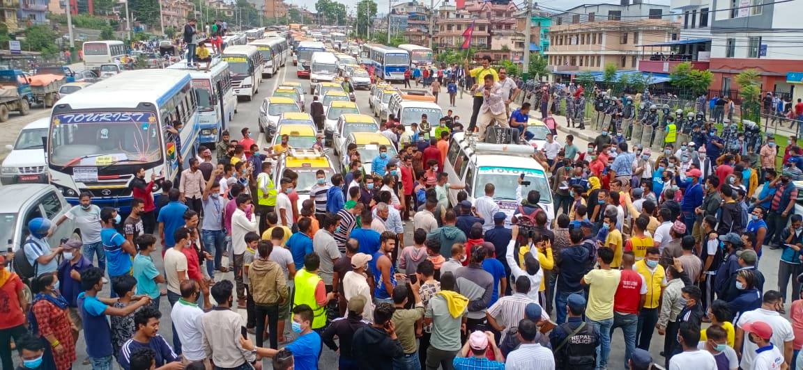 यातायात व्यवसायीको विरोध प्रदर्शनले अस्तव्यस्त रिङरोड