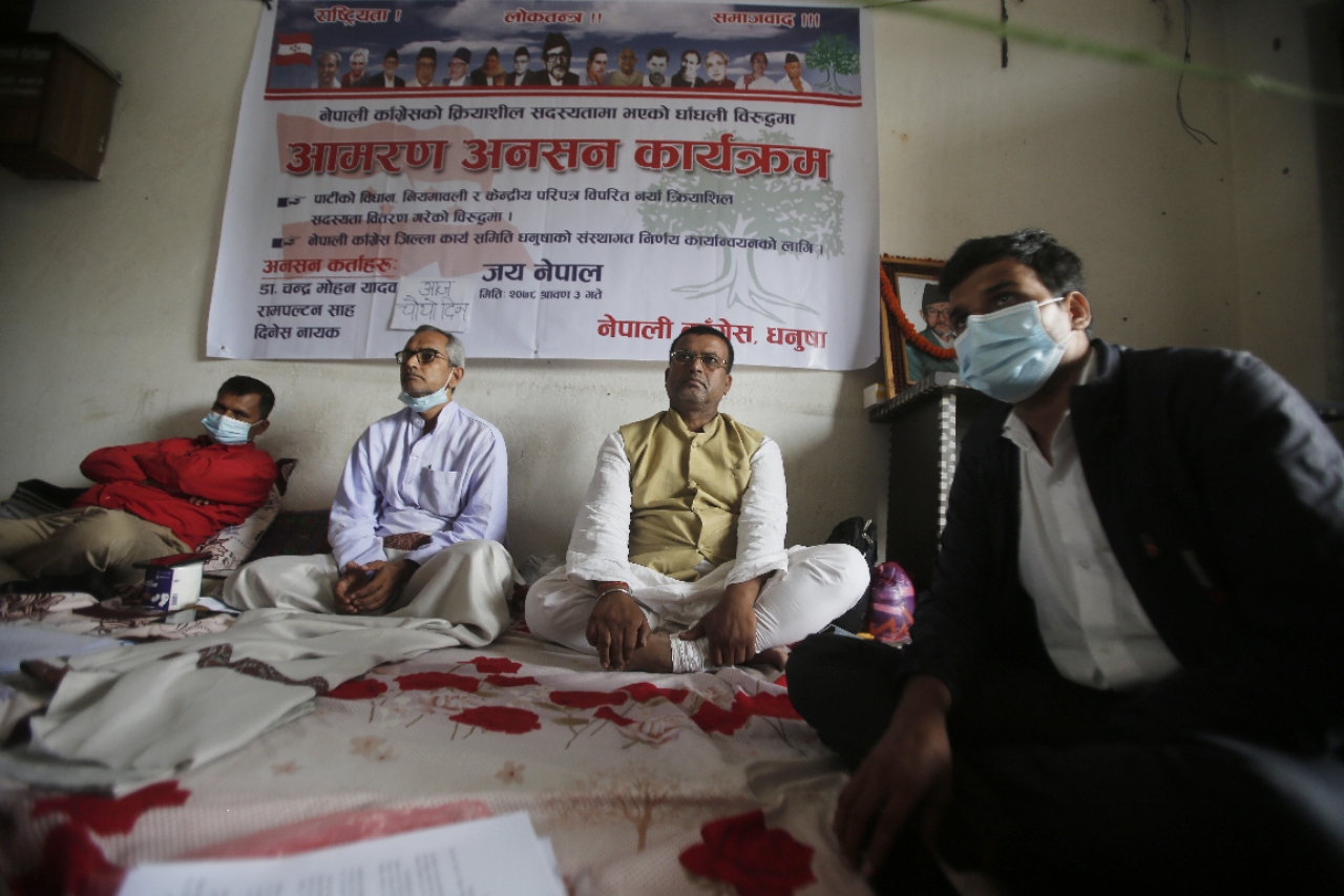 सानेपामा धर्नैधर्ना, काउन्टर दिन संस्थापन पक्ष पनि बस्यो धर्नामा  