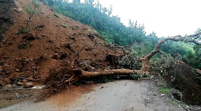 दिनभरको प्रयासपछि एकतर्फी खुल्यो भीमदत्त राजमार्ग