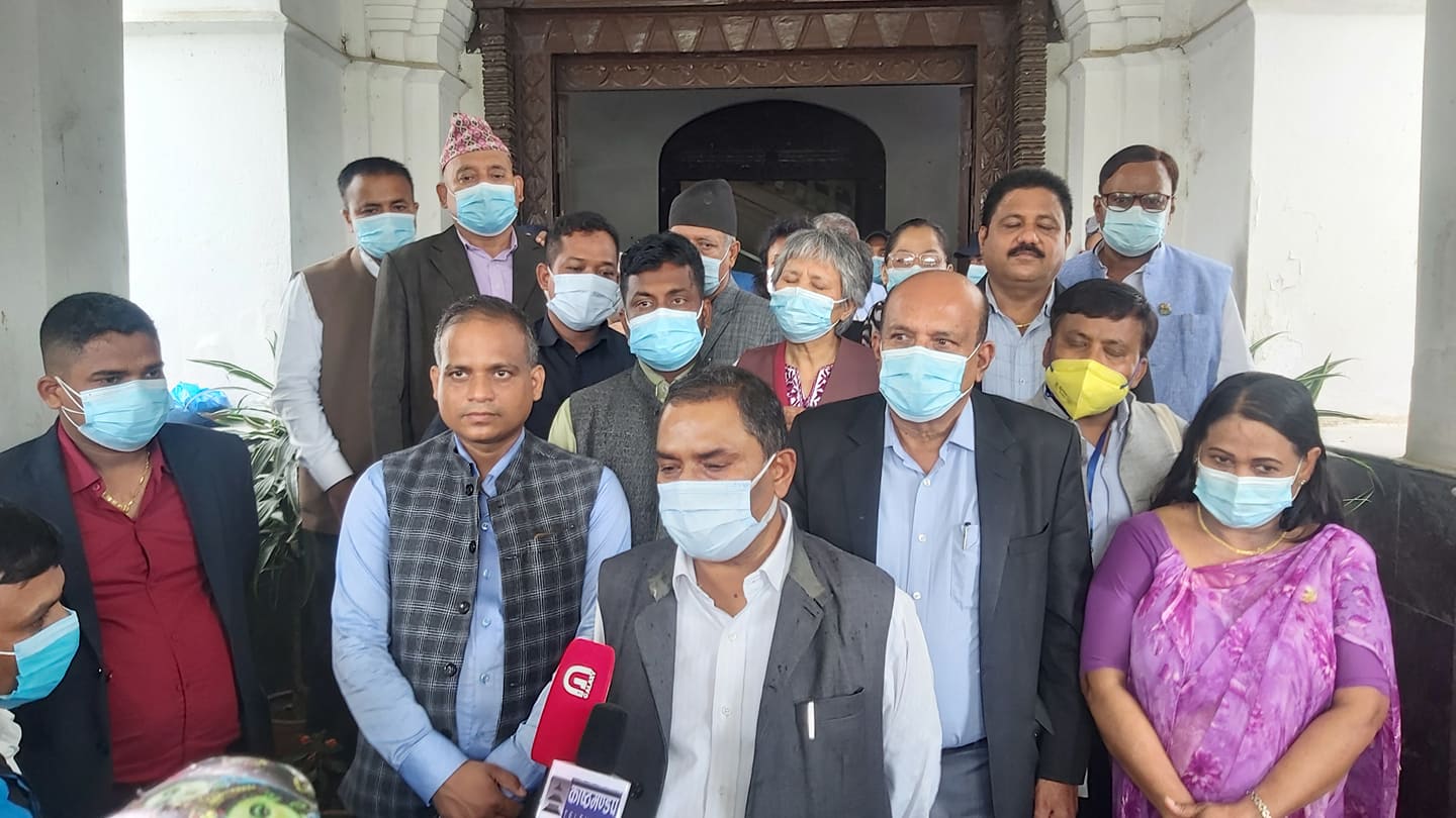 महन्थ ठाकुरलाई संकेत गर्दै उपेन्द्र यादव भन्छन्, सच्चिएर आए ठाउँ दिन्छौं