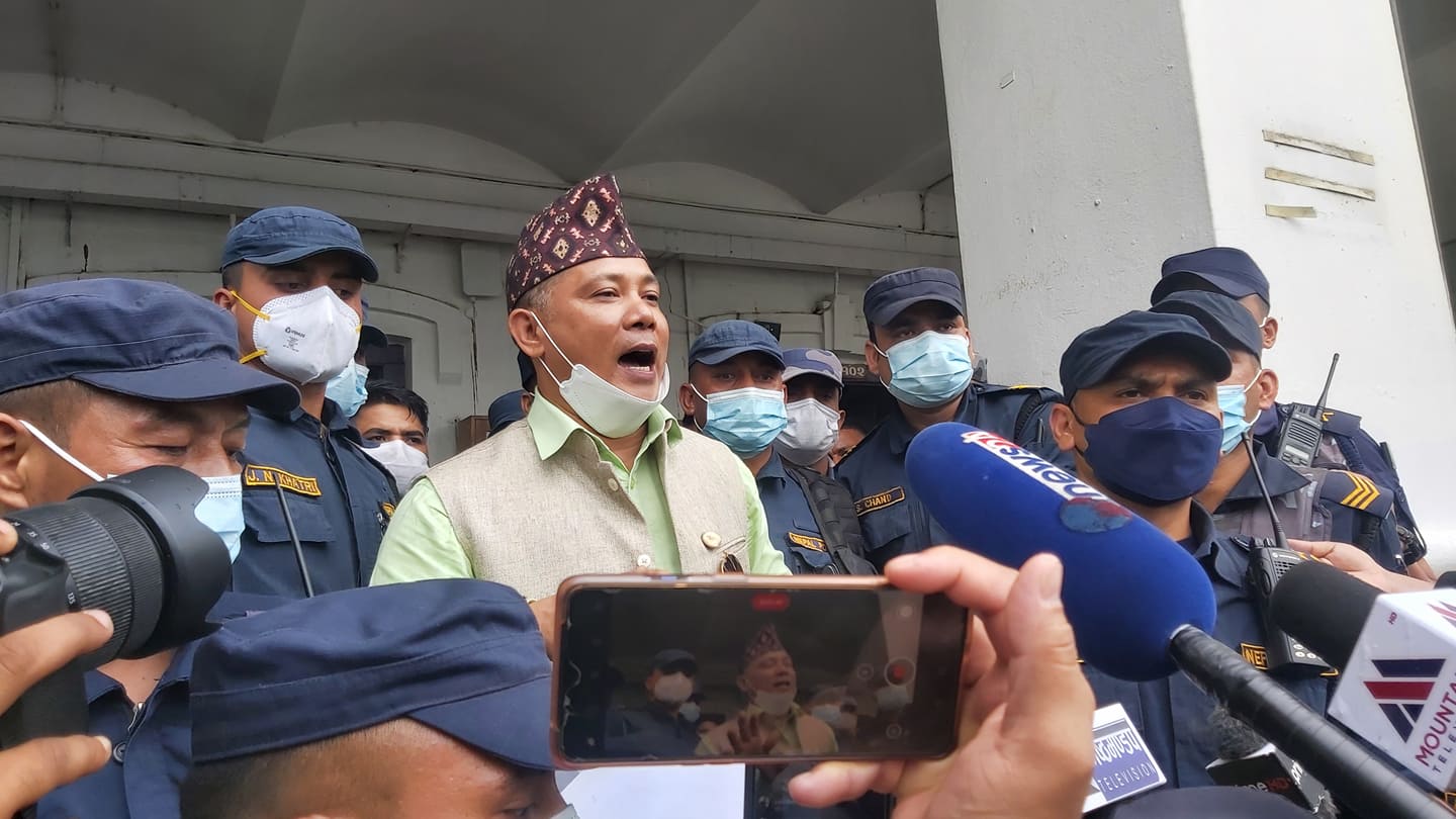 निर्वाचन आयोग पुगेर रेशम चौधरीले सुनाए यस्तो कविता 