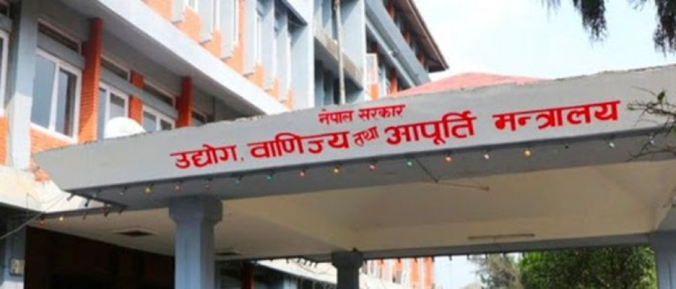 खेर गइरहेका सुपारीका पातबाट डिस्पोजेबल प्लेट बनाउने व्यवसायी सम्मानित