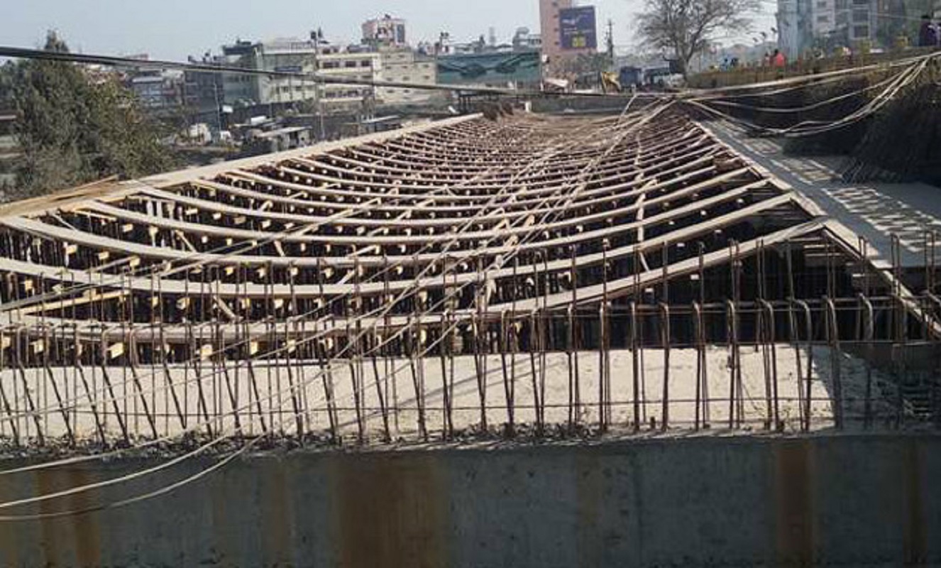 अघि बढ्दैछ तीनकुनेको पुल निर्माण