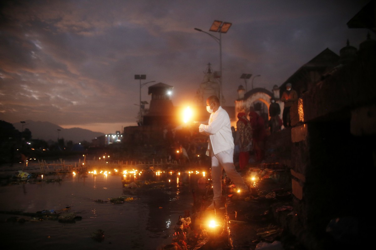 पशुपति क्षेत्रमा शतबीज छर्दै भक्तजन (तस्बिरहरू)