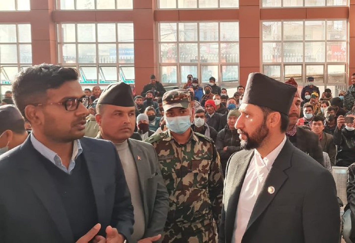 राहदानी विभाग अनुगमनमा निस्किए गृहमन्त्री लामिछाने