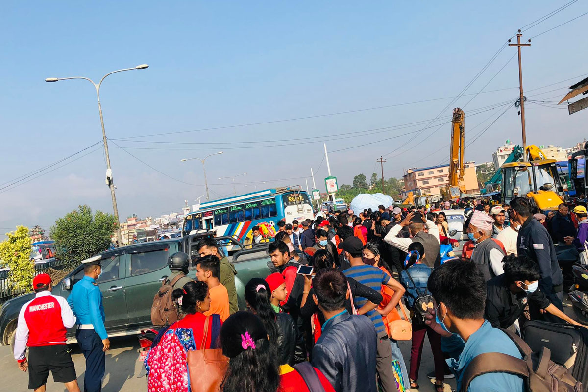 गाउँ फर्किन कोटेश्वरमा गाडीको प्रतीक्षा [तस्बिरहरू]