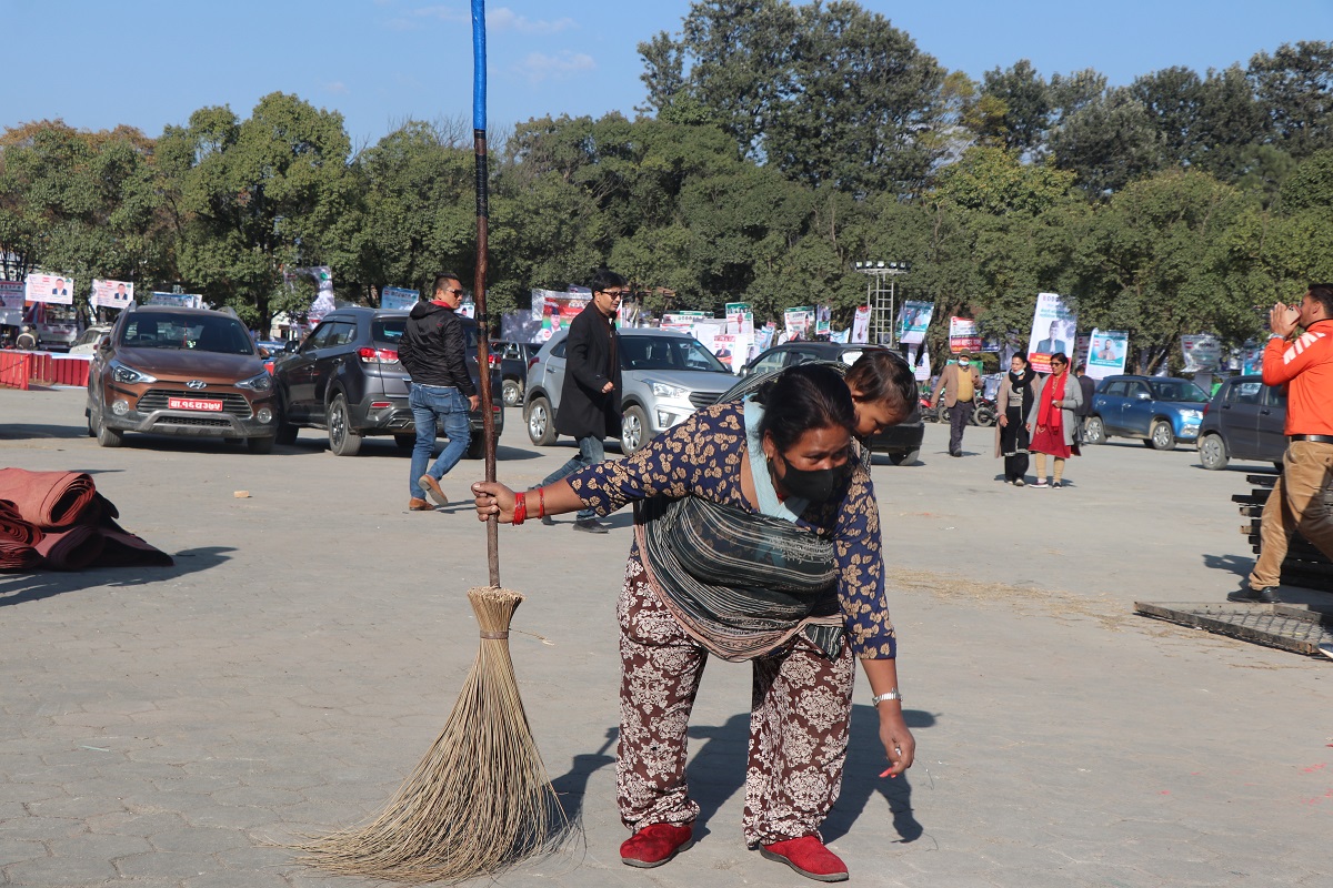 पिठ्युँमा छोरी बोकेर महाधिवेशनस्थलको फोहोर सफा गर्छिन् रुमा