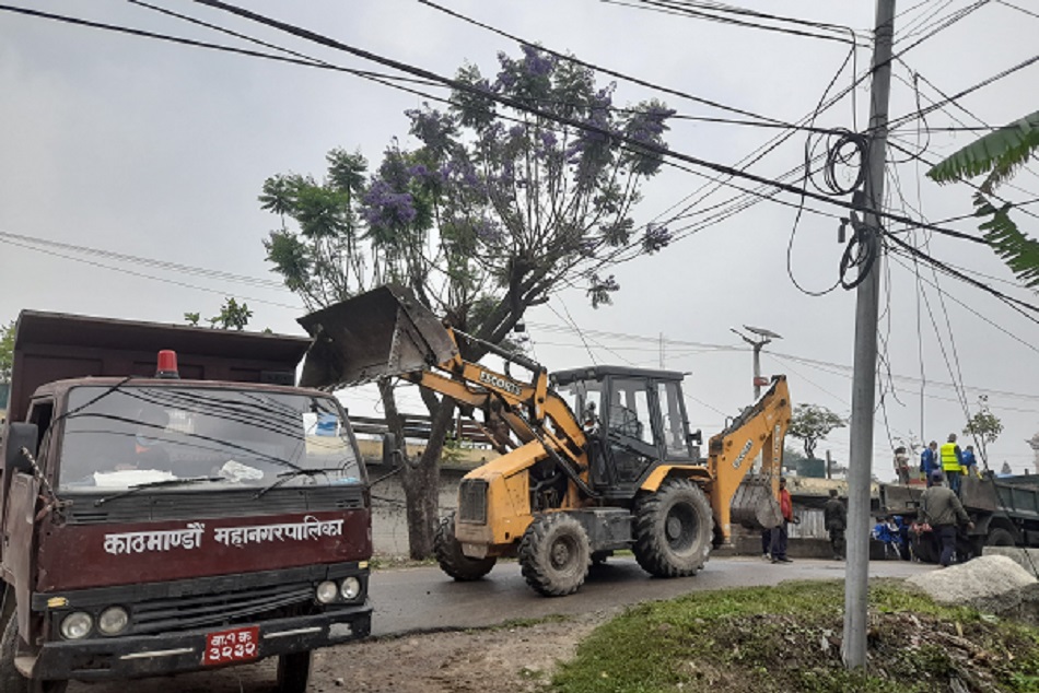 सिंहदरबार अगाडिका अवैध संरचनामा चल्यो महानगरको डोजर