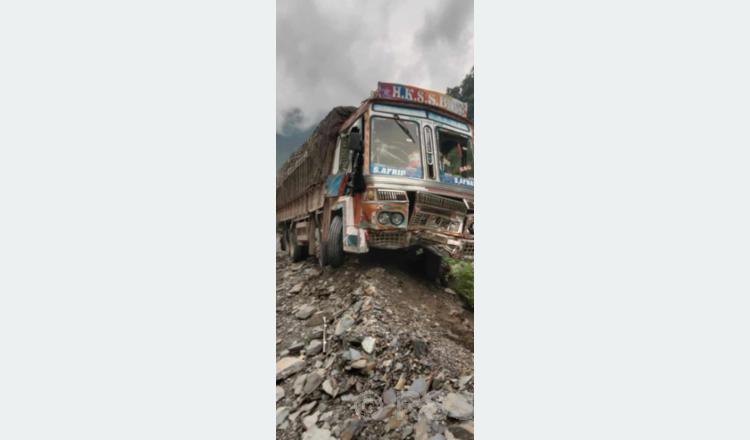 नारायणगढ-मुग्लिन सडकखण्डमा ट्रकमा ढुङ्गा खस्दा तीन जना घाइते