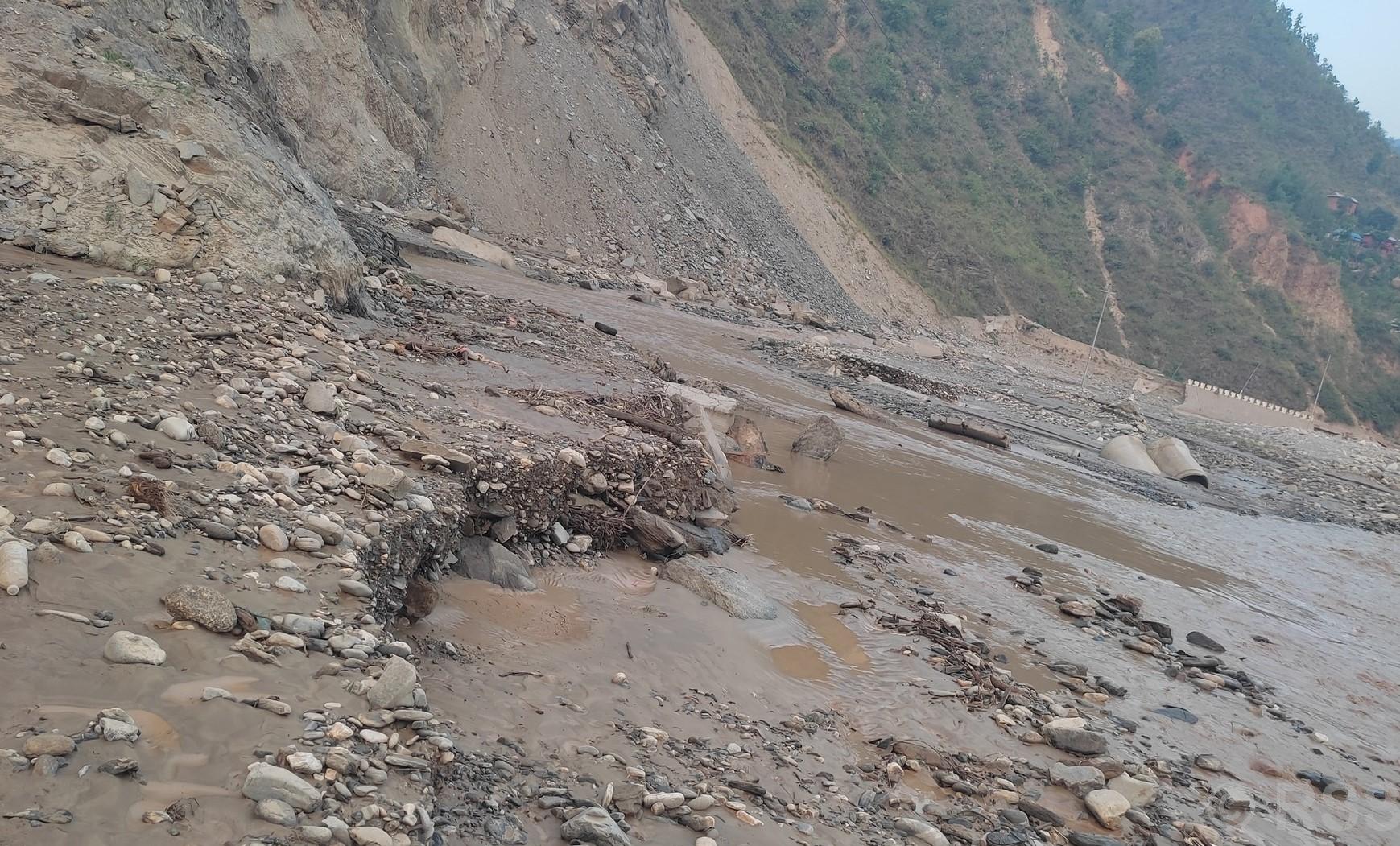बाढीपहिरोले क्षत विक्षत बीपी राजमार्ग