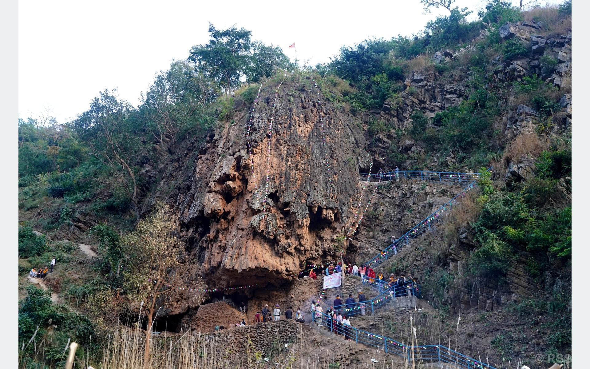 प्रचारप्रसारको अभावले ओझेलमा पर्दै हतुवागढीको ‘महादेव थान’