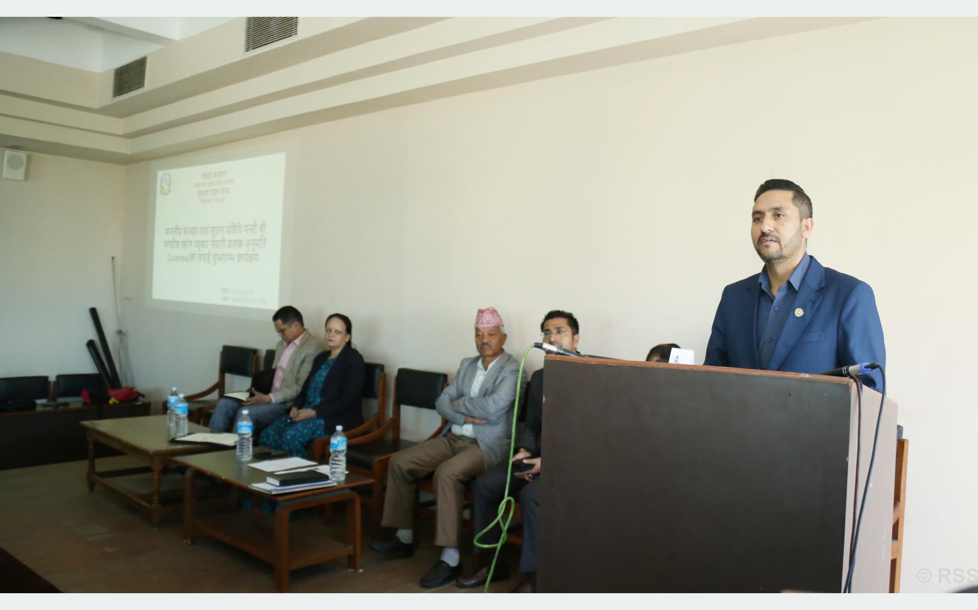 खण्डहरजस्तो भएको मुद्रण केन्द्रको धुलो टकटक्याएर छपाइ सुरु गरेका छौँ : सञ्चारमन्त्री खरेल