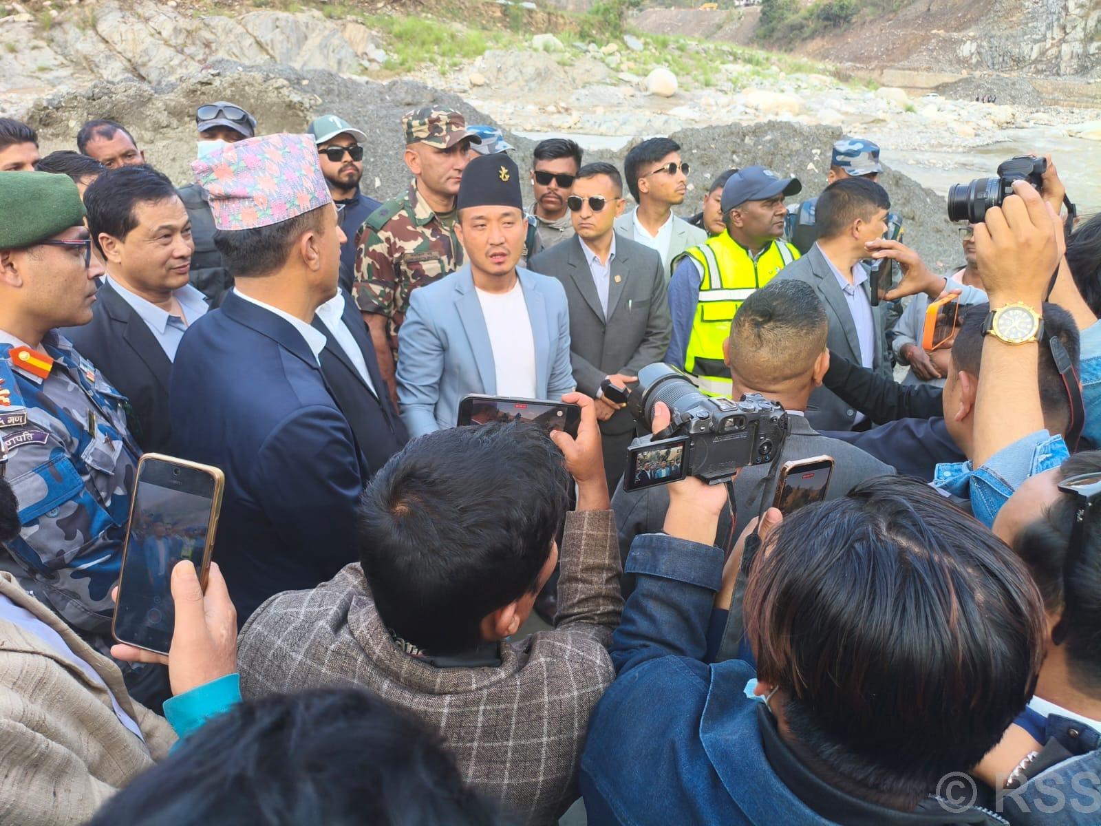 गृहमन्त्री गुरुङद्वारा क्षतिग्रस्त बिपी राजमार्गको अवलोकन, विपत्तिमा ‘हेलीबाट’ उद्धार गर्न निर्देशन