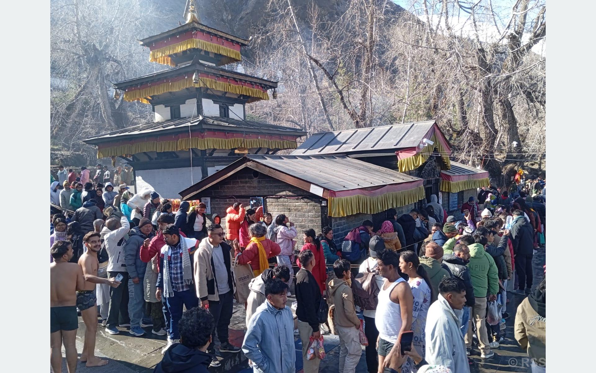 नयाँ वर्षमा बाह्र हजार बढीले गरे मुक्तिनाथको दर्शन