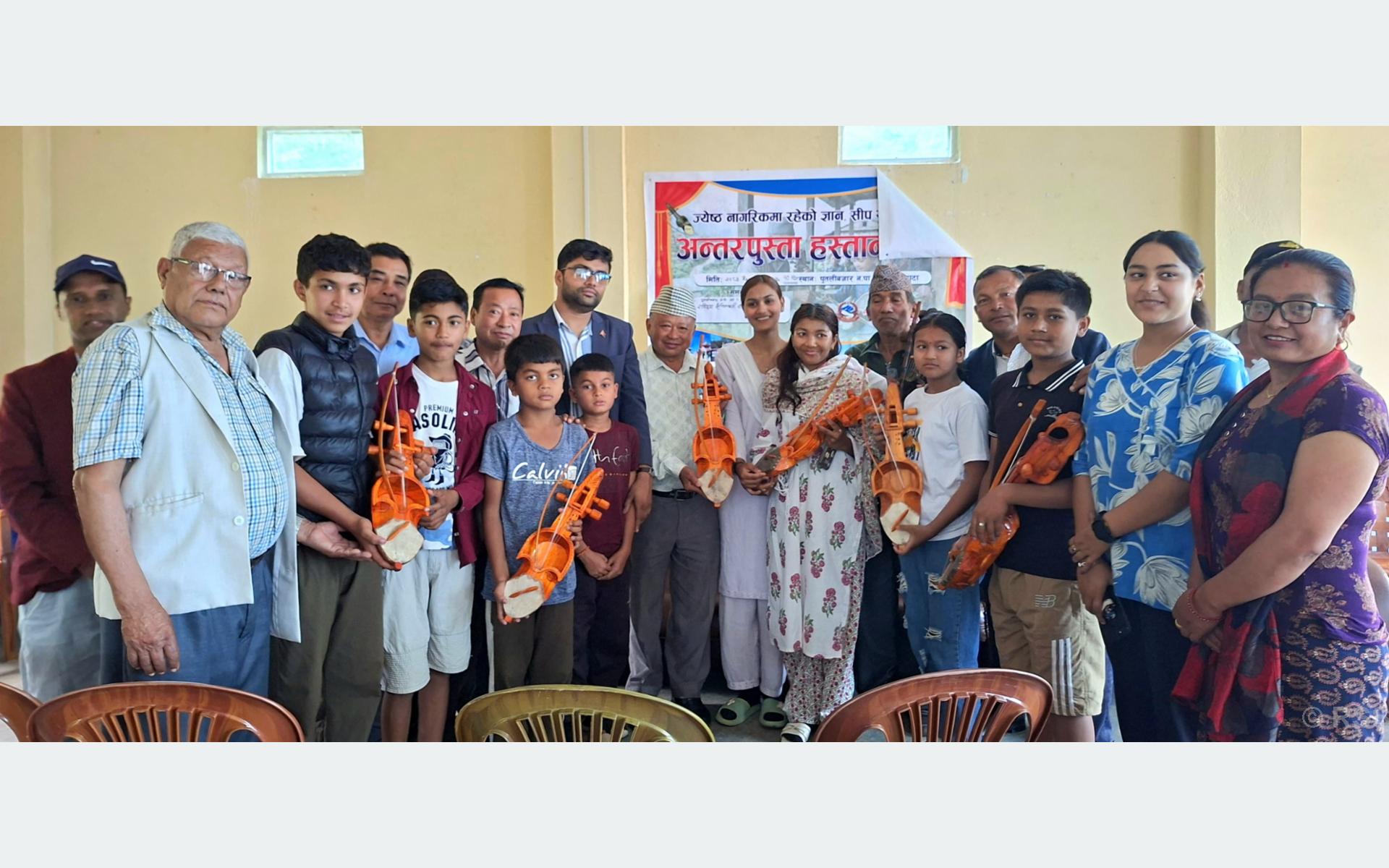 बिदाको समय सदुपयोग गर्दै बालबालिकालाई सारङ्गी सिकाइँदै