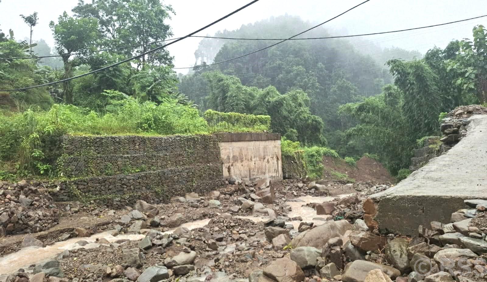 पटक–पटक म्याद थप्दा पनि सात वर्षदेखि लेदुवा खोलाको पुल अधुरै