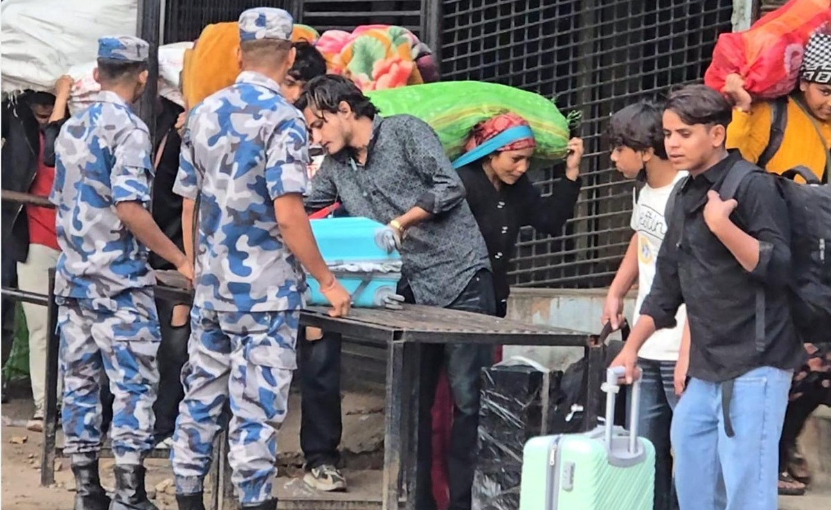 भारतबाट दसैँ मनाउन घर फर्किंदै नेपाली
