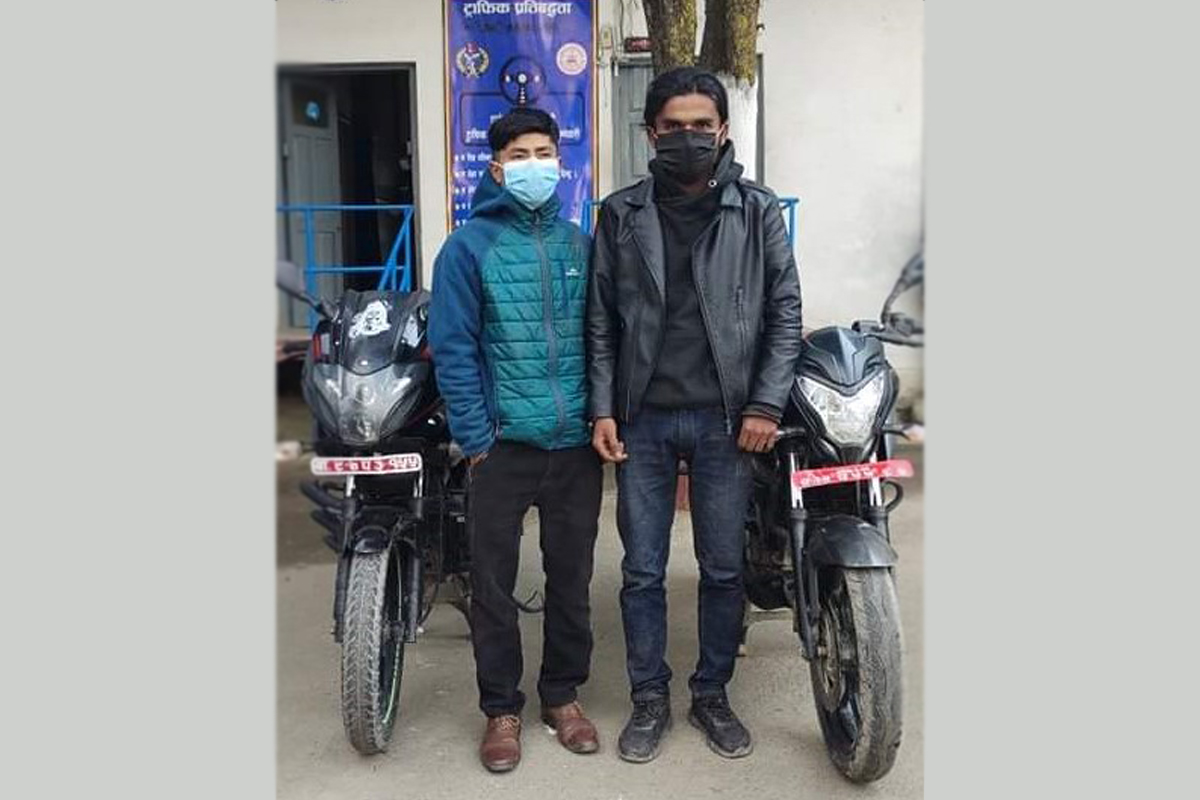 चोरीका पल्सर मोटरसाइकलसहित दुईजना पक्राउ