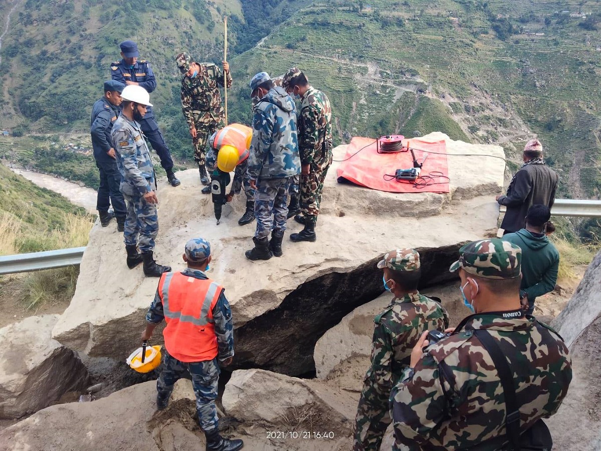 वर्षाले अवरुद्ध कर्णाली राजमार्ग खुल्यो