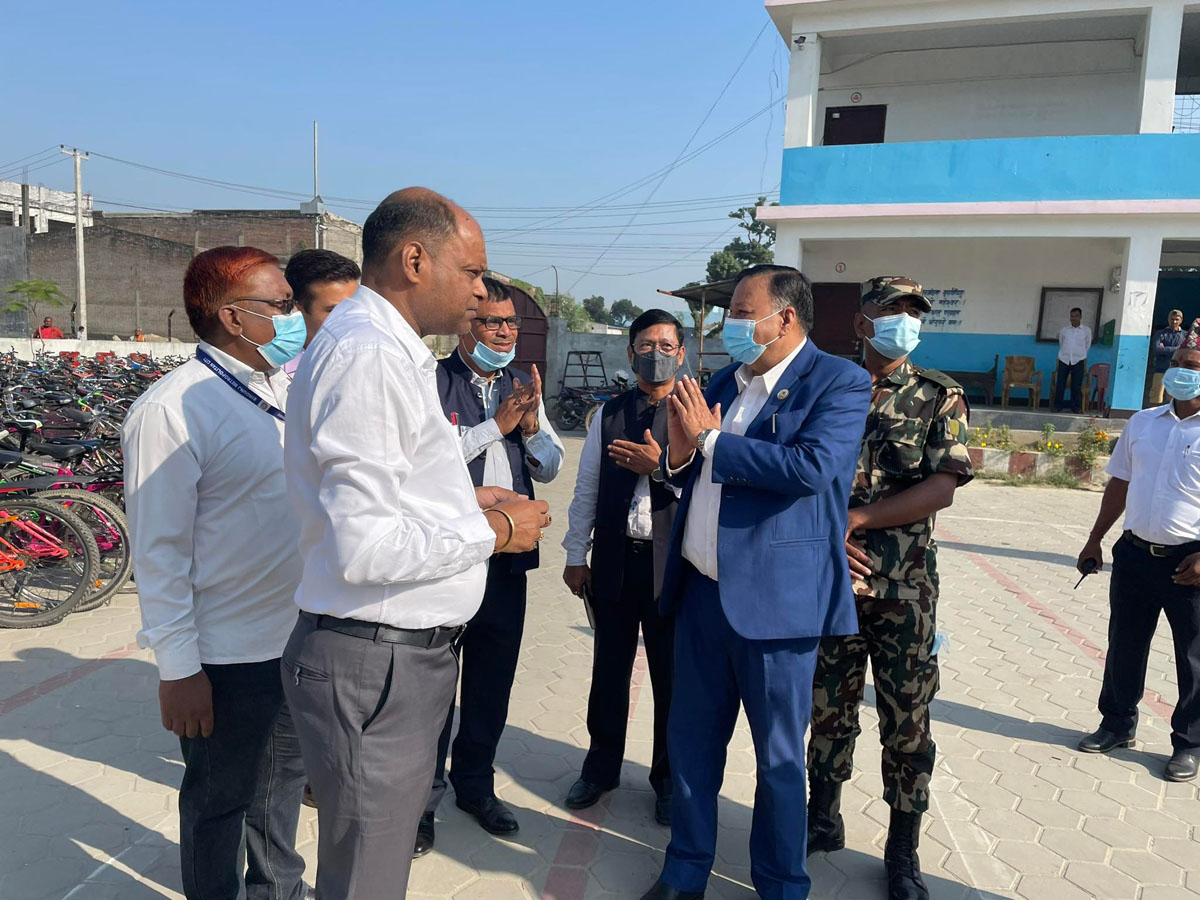 वीरगन्जका चार विद्यालयमा शिक्षामन्त्रीको अनुगमन