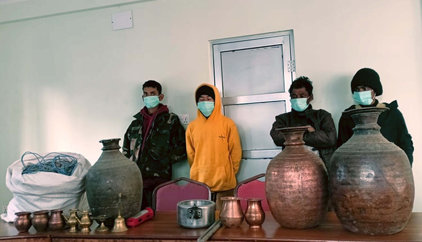 चोरीमा संलग्न चार जना पक्राउ